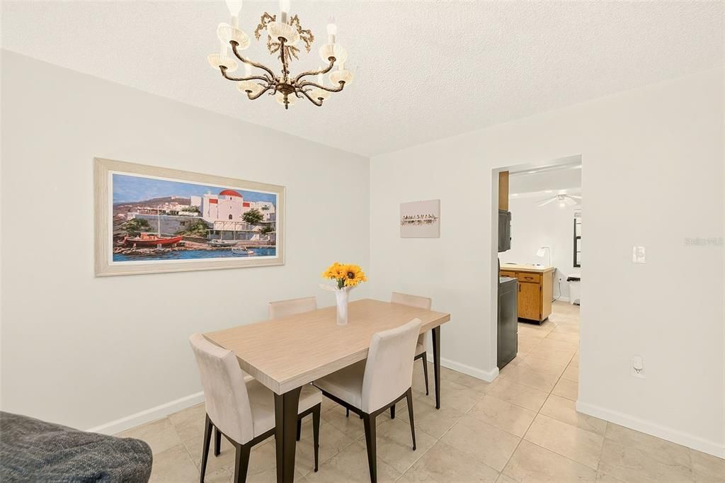 For Sale: $200,000 (2 beds, 2 baths, 1165 Square Feet)