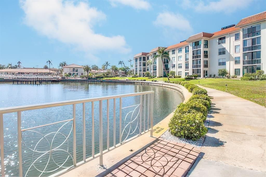 For Sale: $200,000 (2 beds, 2 baths, 1165 Square Feet)