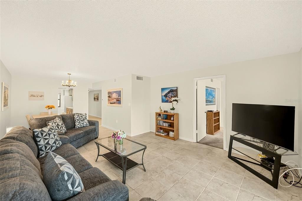 For Sale: $200,000 (2 beds, 2 baths, 1165 Square Feet)