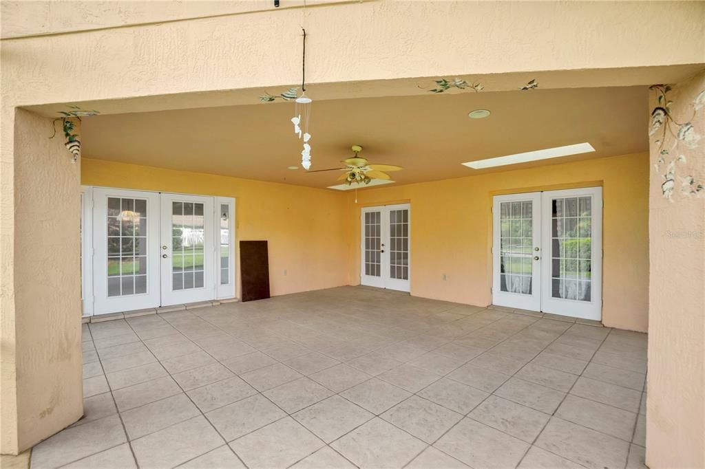 For Sale: $409,900 (3 beds, 3 baths, 2592 Square Feet)
