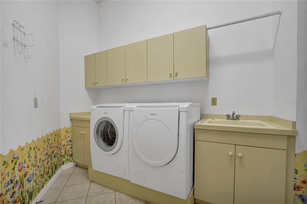 For Sale: $409,900 (3 beds, 3 baths, 2592 Square Feet)