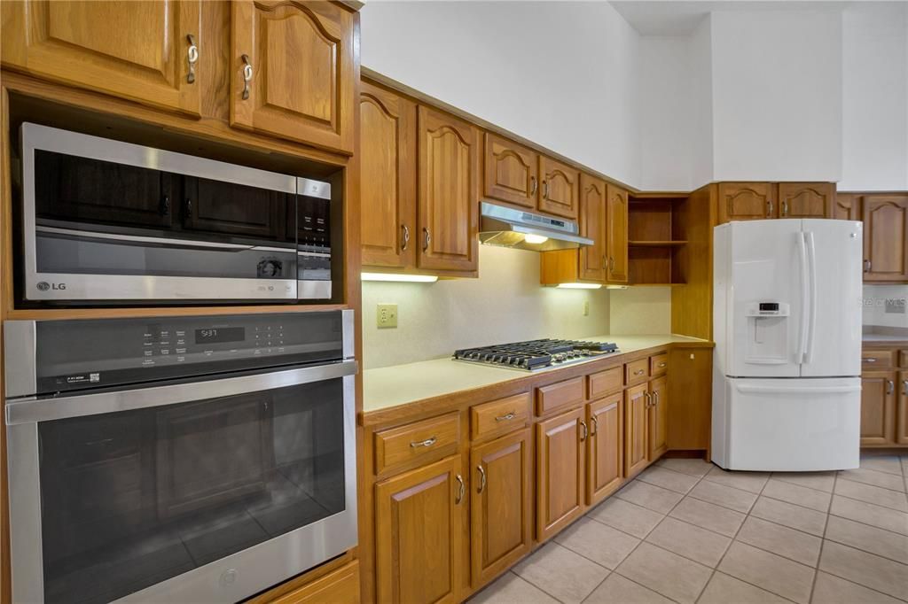 For Sale: $409,900 (3 beds, 3 baths, 2592 Square Feet)