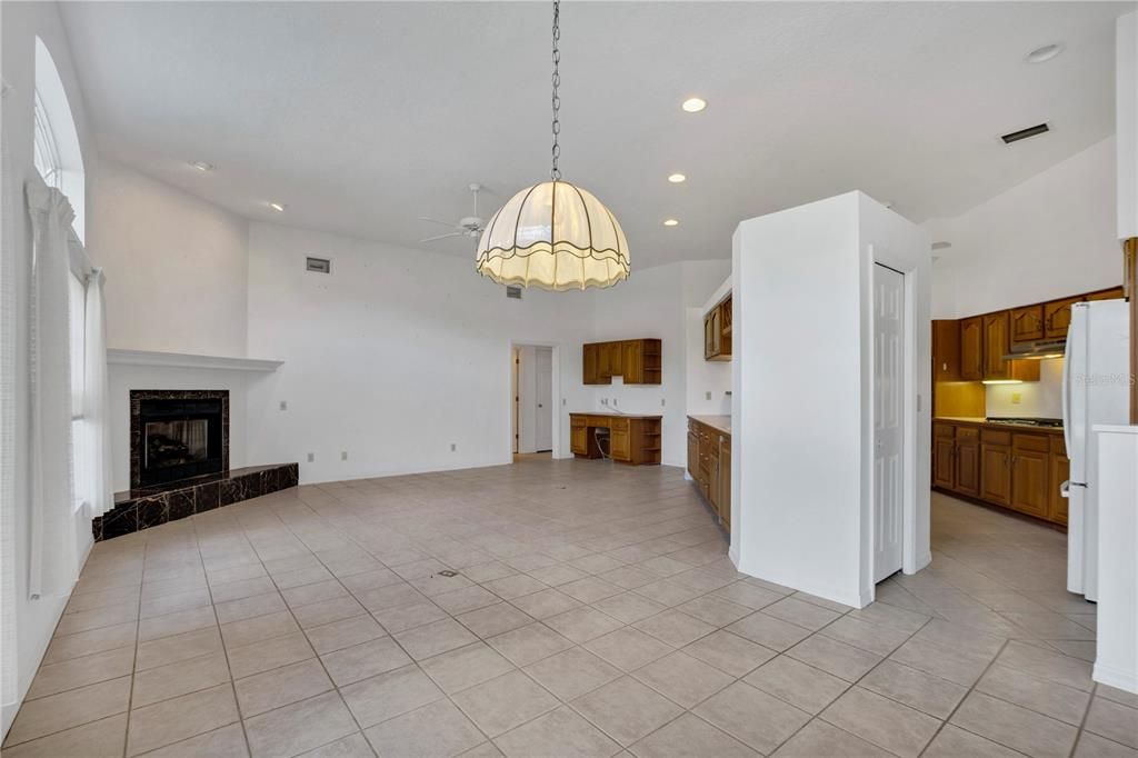 For Sale: $409,900 (3 beds, 3 baths, 2592 Square Feet)
