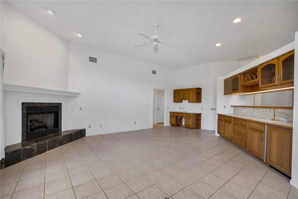 For Sale: $409,900 (3 beds, 3 baths, 2592 Square Feet)