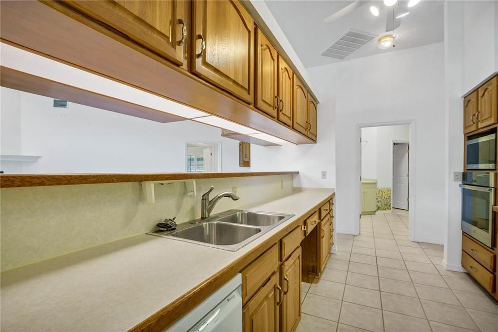 For Sale: $409,900 (3 beds, 3 baths, 2592 Square Feet)