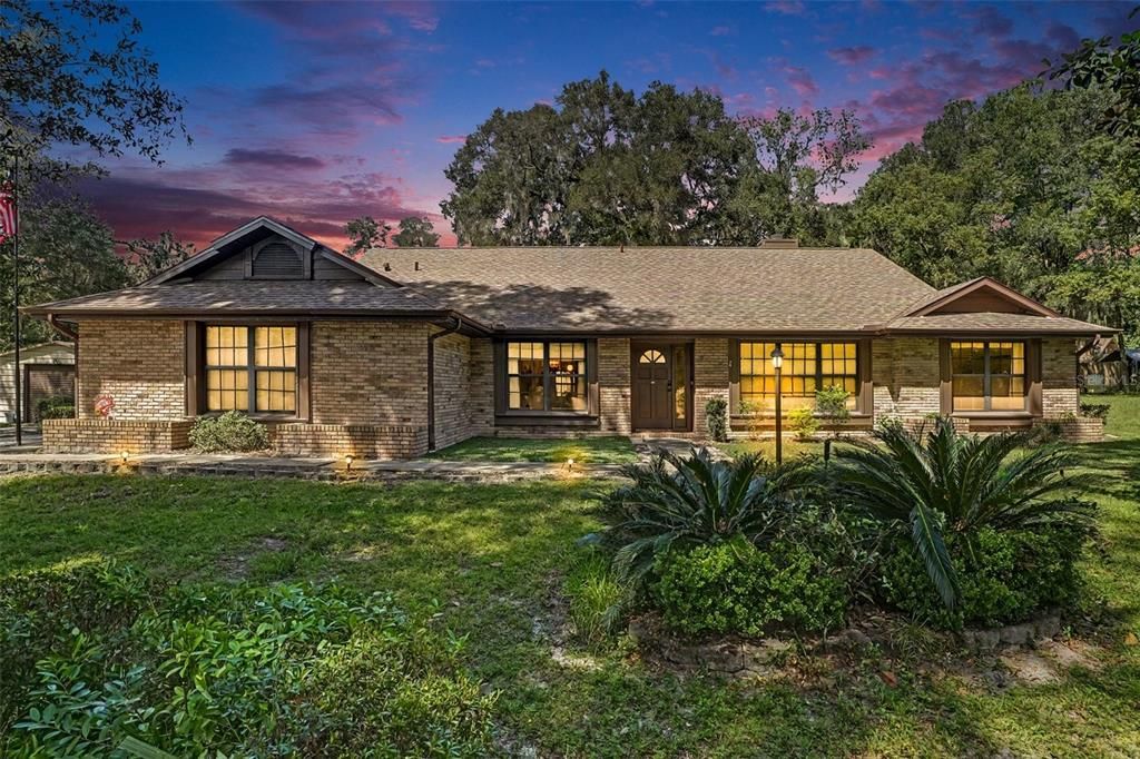 Activo con contrato: $479,000 (4 camas, 2 baños, 2553 Pies cuadrados)