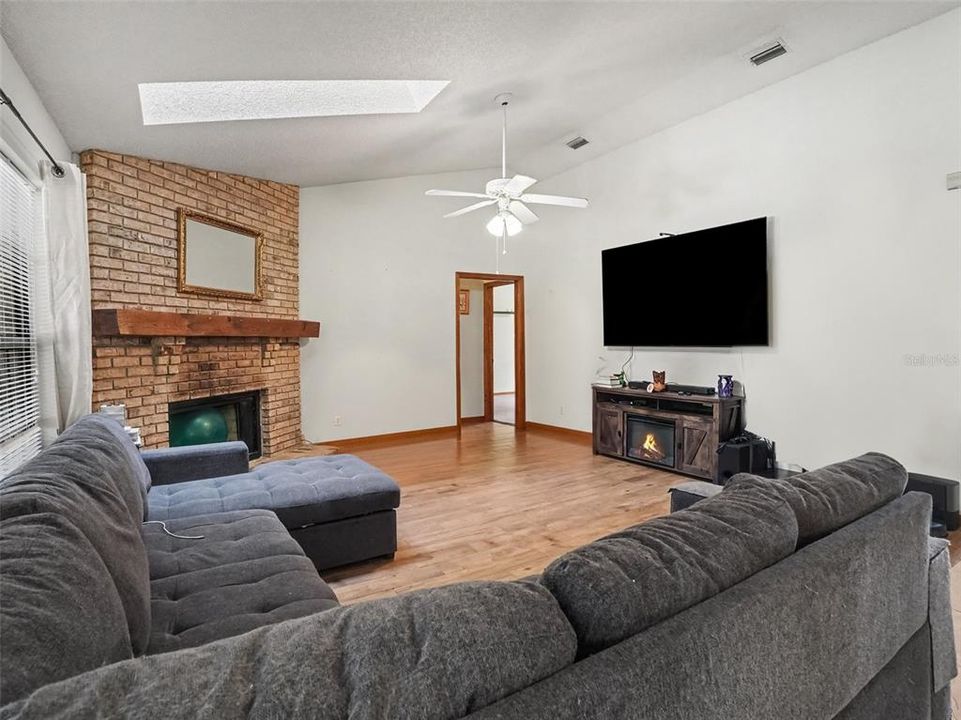 Activo con contrato: $479,000 (4 camas, 2 baños, 2553 Pies cuadrados)