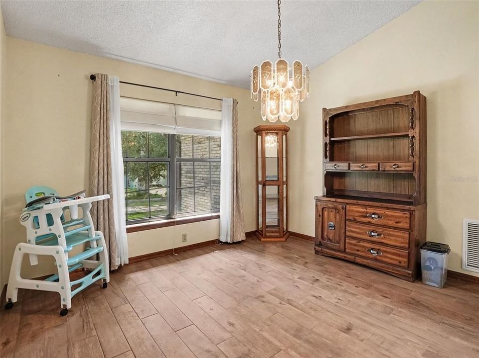 Activo con contrato: $479,000 (4 camas, 2 baños, 2553 Pies cuadrados)
