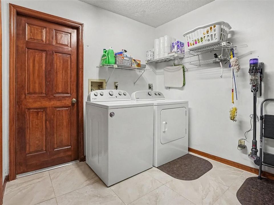 Activo con contrato: $479,000 (4 camas, 2 baños, 2553 Pies cuadrados)