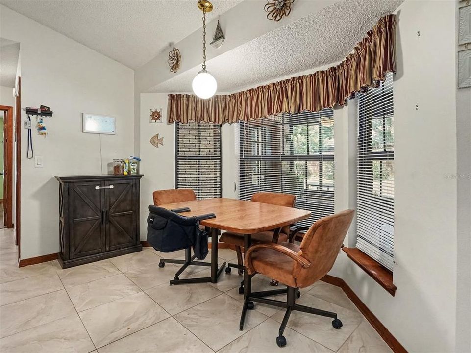 Activo con contrato: $479,000 (4 camas, 2 baños, 2553 Pies cuadrados)