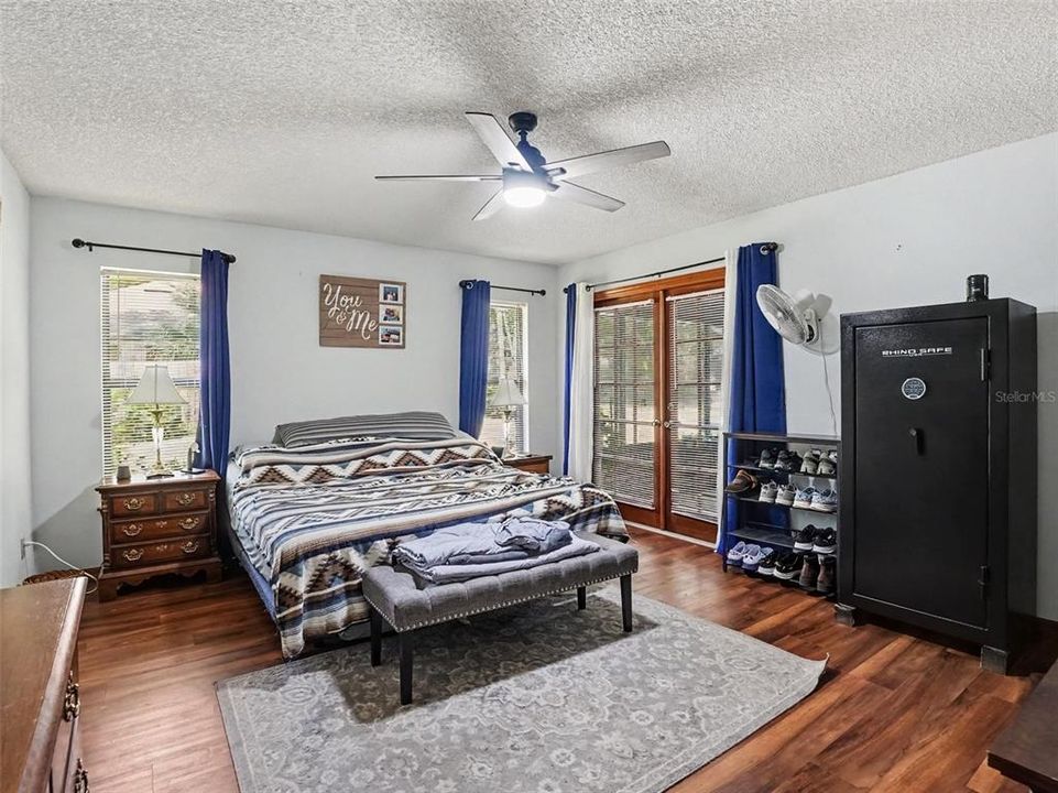 Activo con contrato: $479,000 (4 camas, 2 baños, 2553 Pies cuadrados)