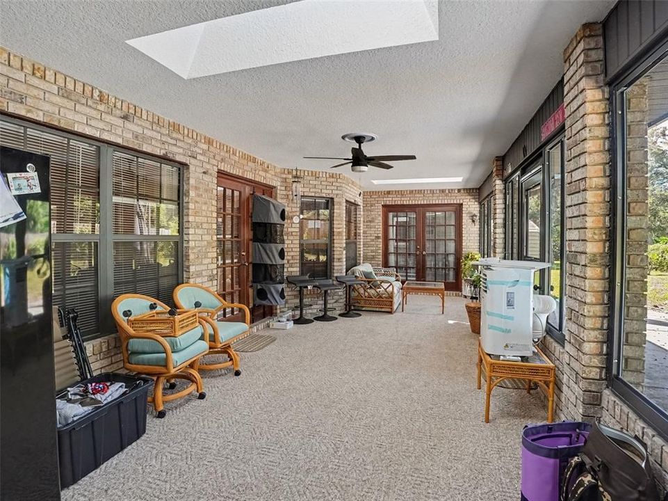 Activo con contrato: $479,000 (4 camas, 2 baños, 2553 Pies cuadrados)