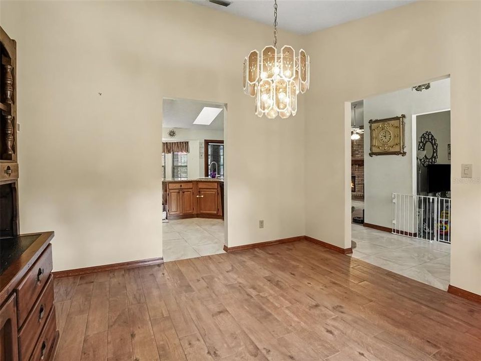 Activo con contrato: $479,000 (4 camas, 2 baños, 2553 Pies cuadrados)
