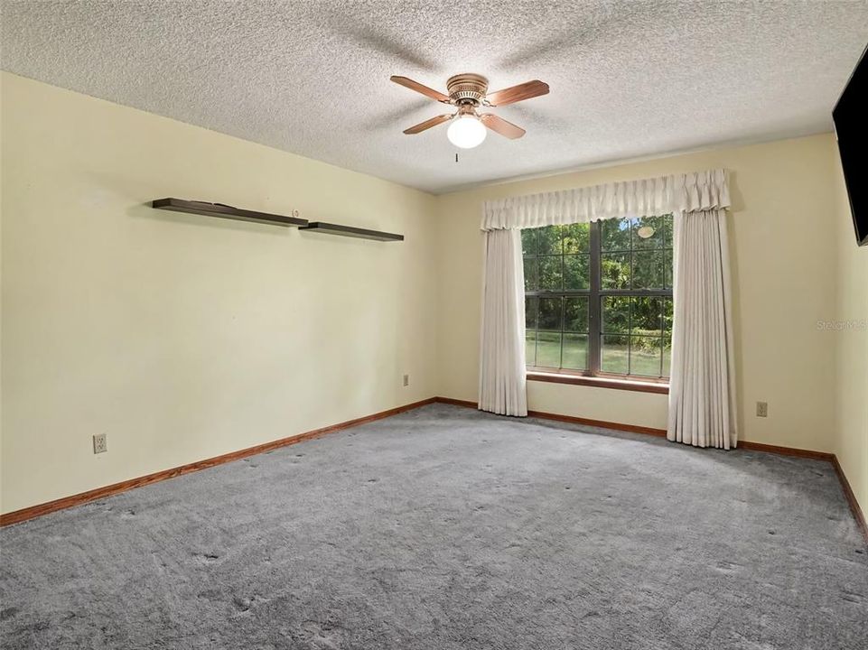 Activo con contrato: $479,000 (4 camas, 2 baños, 2553 Pies cuadrados)
