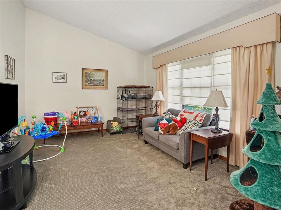 Activo con contrato: $479,000 (4 camas, 2 baños, 2553 Pies cuadrados)