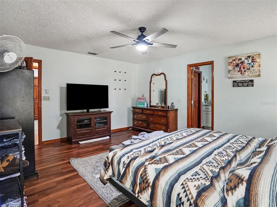 Activo con contrato: $479,000 (4 camas, 2 baños, 2553 Pies cuadrados)