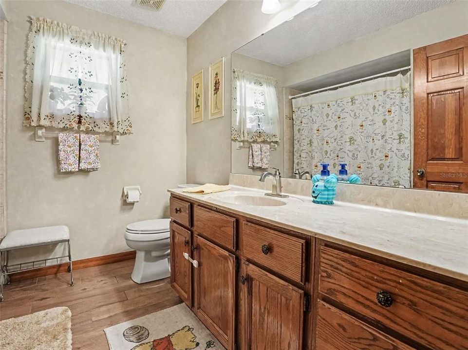 Activo con contrato: $479,000 (4 camas, 2 baños, 2553 Pies cuadrados)