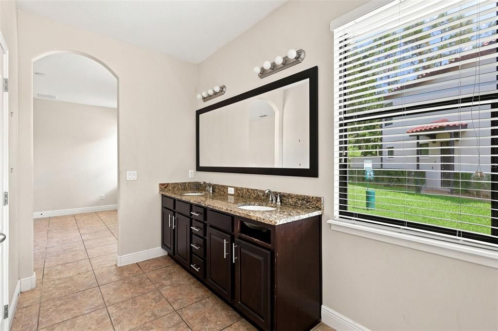 For Sale: $320,000 (4 beds, 3 baths, 2060 Square Feet)