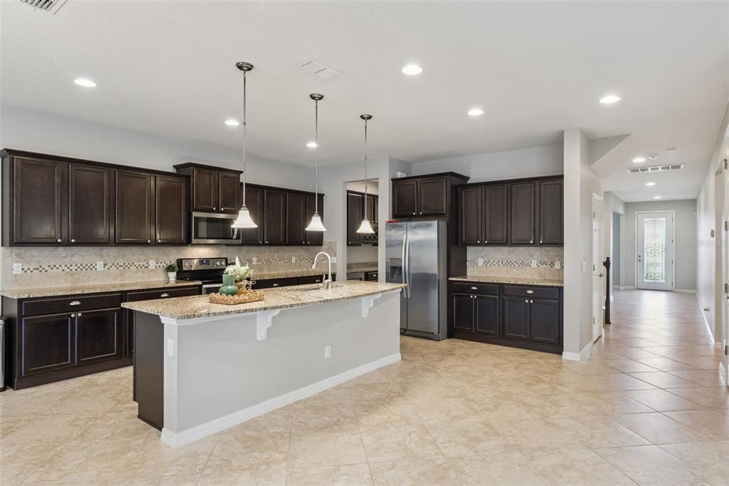 En Venta: $649,900 (4 camas, 3 baños, 4391 Pies cuadrados)