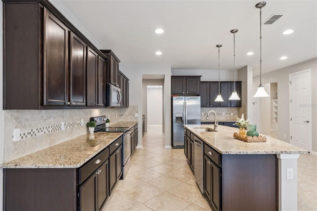 En Venta: $649,900 (4 camas, 3 baños, 4391 Pies cuadrados)