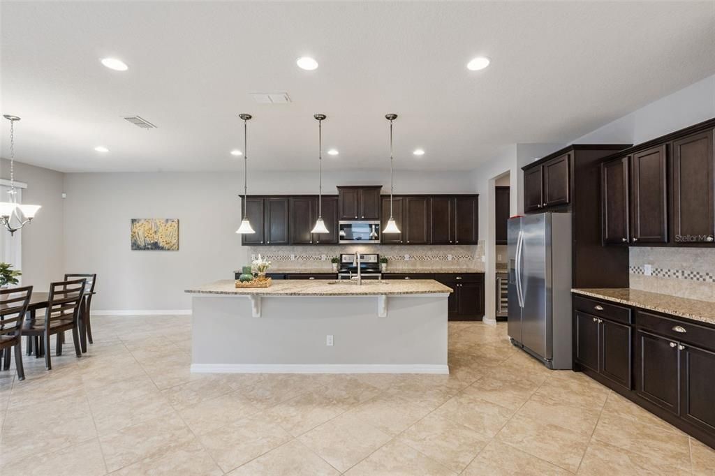 En Venta: $649,900 (4 camas, 3 baños, 4391 Pies cuadrados)
