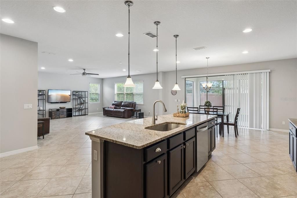 En Venta: $649,900 (4 camas, 3 baños, 4391 Pies cuadrados)
