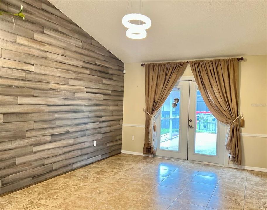 Под контрактом: $405,000 (3 спален, 2 ванн, 1549 Квадратных фут)