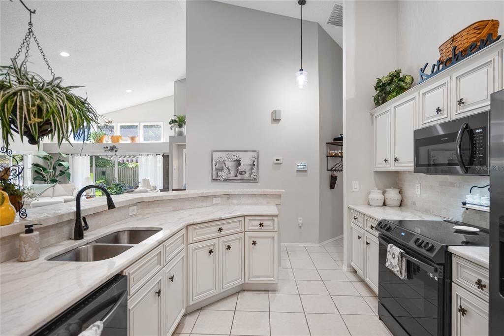 For Sale: $350,000 (3 beds, 2 baths, 1533 Square Feet)