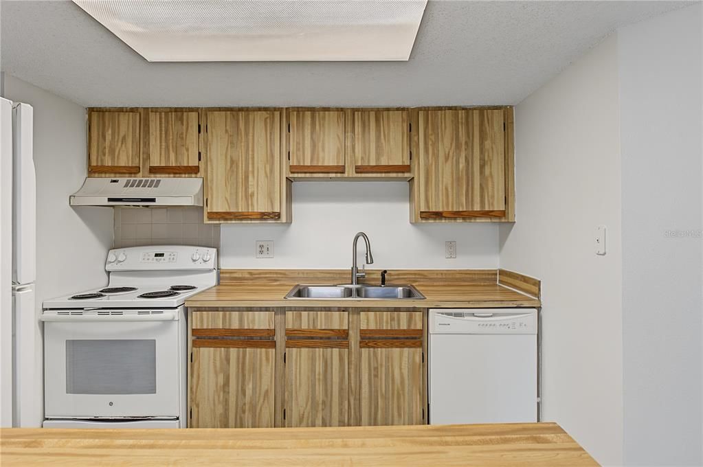 For Sale: $114,900 (2 beds, 2 baths, 915 Square Feet)