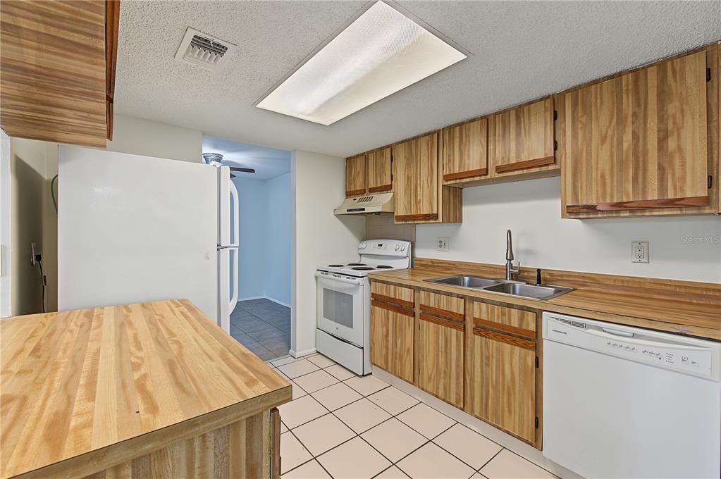 For Sale: $114,900 (2 beds, 2 baths, 915 Square Feet)