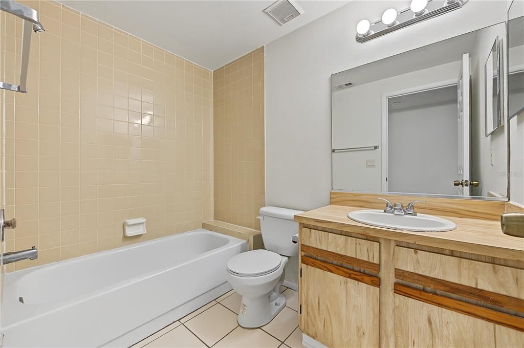 For Sale: $114,900 (2 beds, 2 baths, 915 Square Feet)