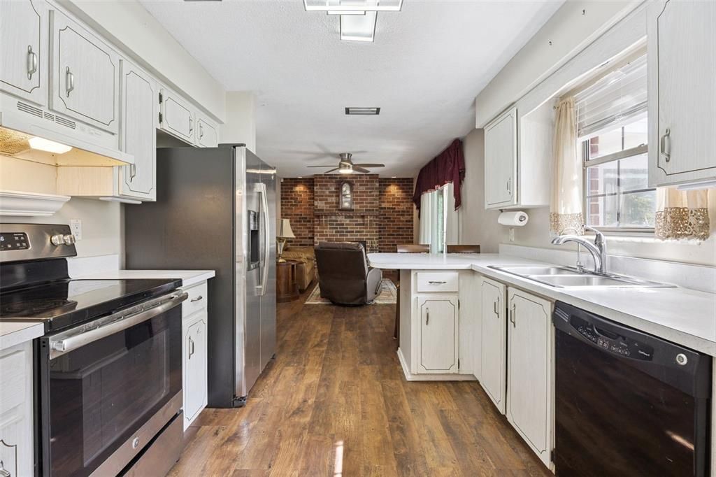 For Sale: $279,900 (2 beds, 2 baths, 1463 Square Feet)