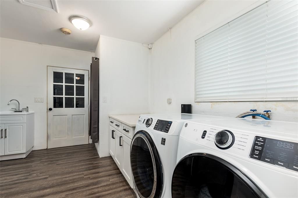 For Sale: $1,225,000 (4 beds, 2 baths, 2665 Square Feet)