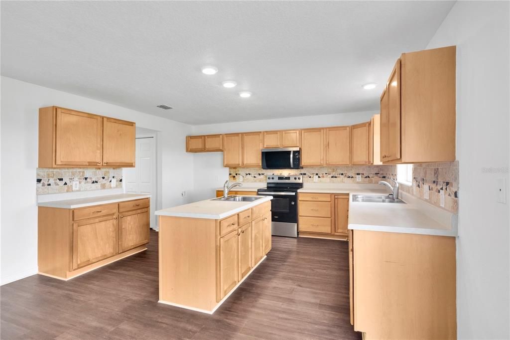 For Sale: $399,900 (4 beds, 3 baths, 3010 Square Feet)