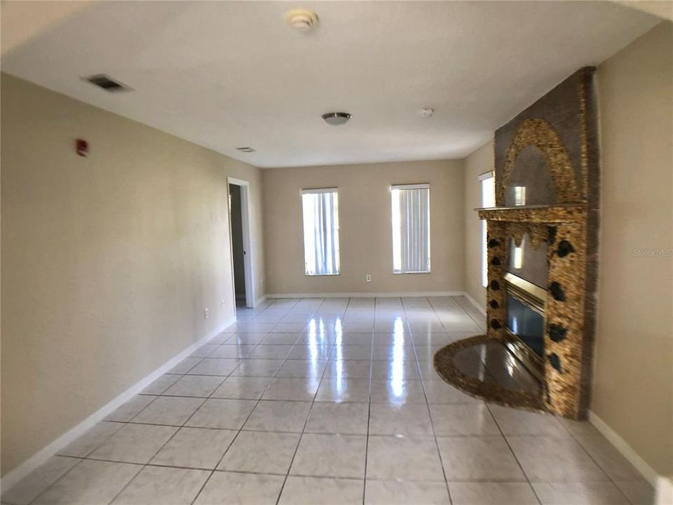 For Rent: $2,600 (3 beds, 2 baths, 1948 Square Feet)