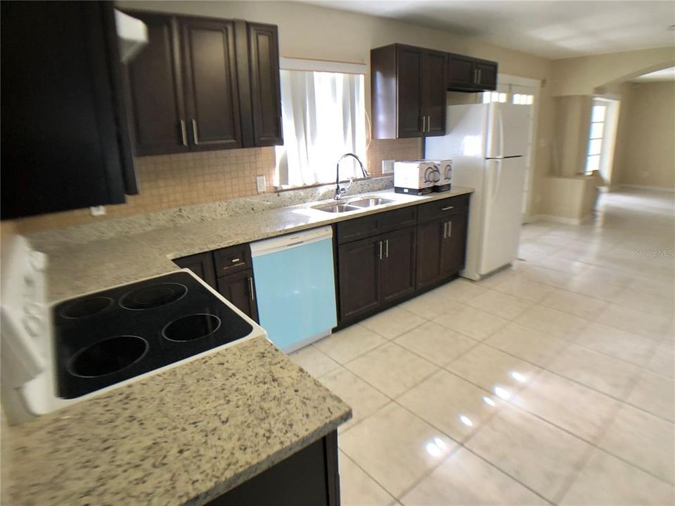 For Rent: $2,600 (3 beds, 2 baths, 1948 Square Feet)