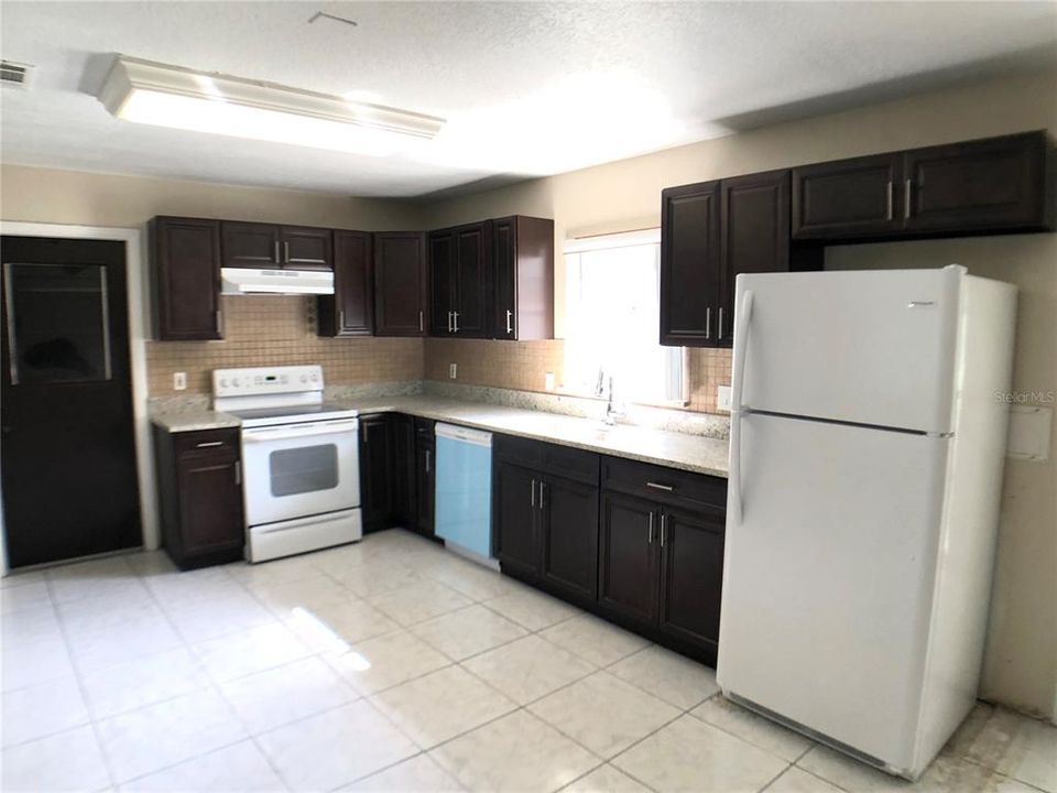 For Rent: $2,600 (3 beds, 2 baths, 1948 Square Feet)