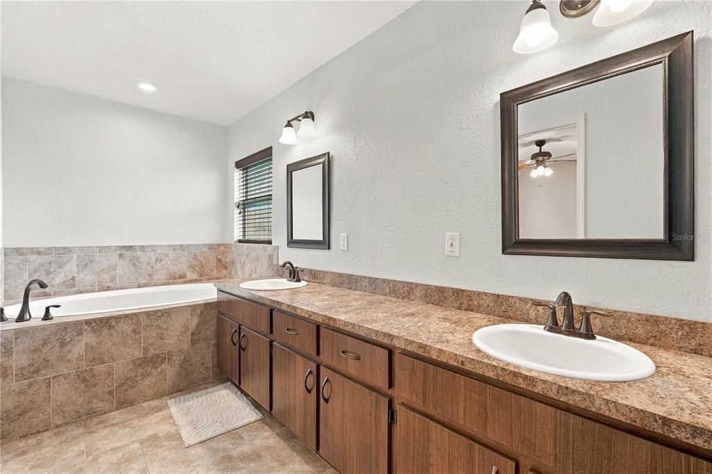 For Sale: $420,000 (3 beds, 2 baths, 1596 Square Feet)