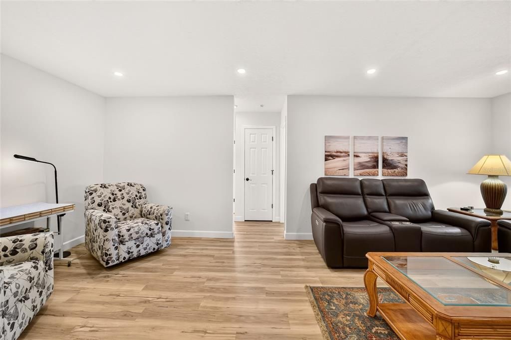 For Sale: $159,900 (2 beds, 2 baths, 1434 Square Feet)
