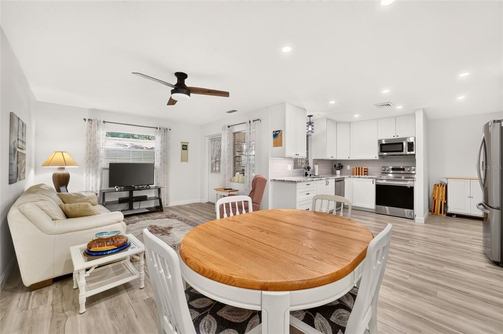For Sale: $159,900 (2 beds, 2 baths, 1434 Square Feet)