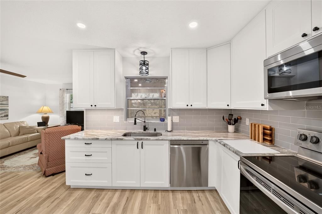 For Sale: $159,900 (2 beds, 2 baths, 1434 Square Feet)