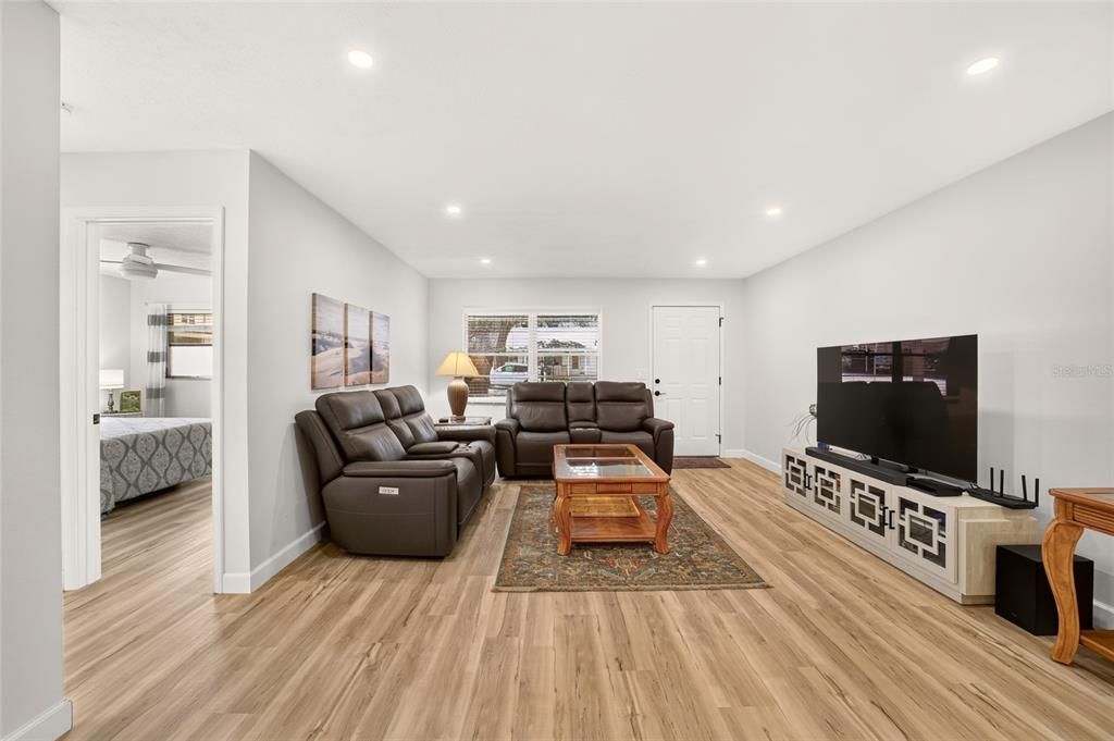 For Sale: $159,900 (2 beds, 2 baths, 1434 Square Feet)