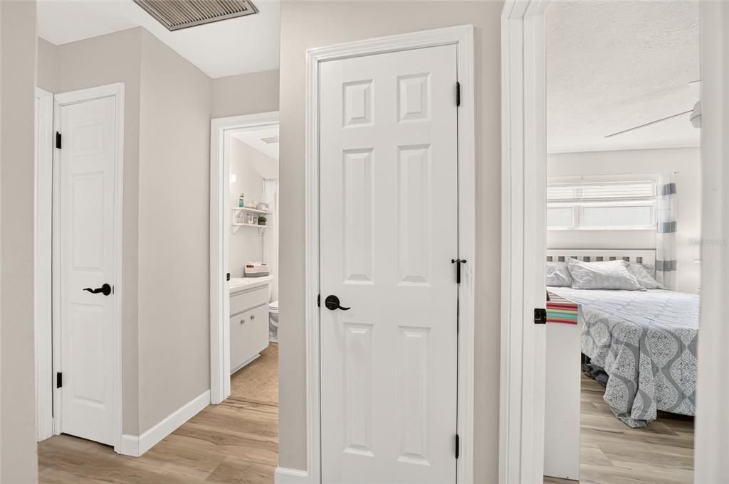 For Sale: $159,900 (2 beds, 2 baths, 1434 Square Feet)