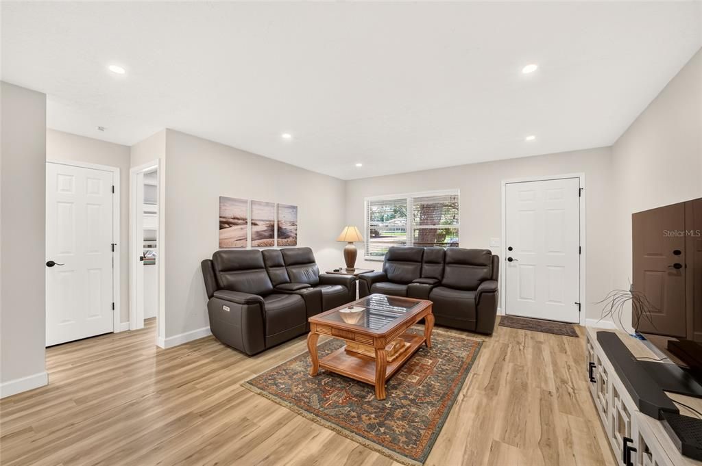 For Sale: $159,900 (2 beds, 2 baths, 1434 Square Feet)