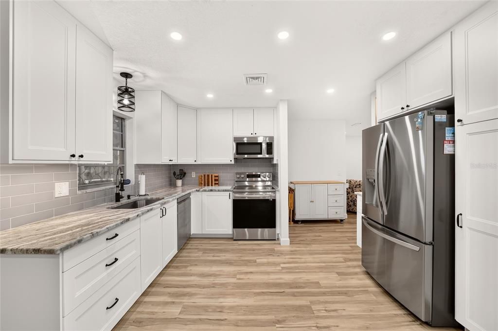 For Sale: $159,900 (2 beds, 2 baths, 1434 Square Feet)