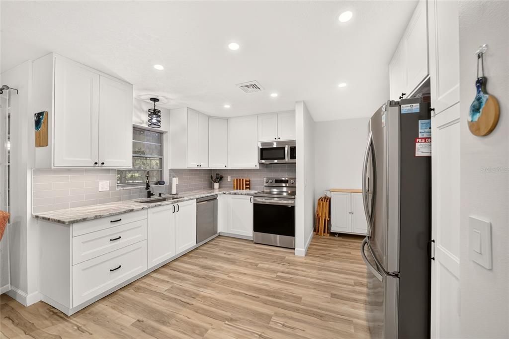 For Sale: $159,900 (2 beds, 2 baths, 1434 Square Feet)