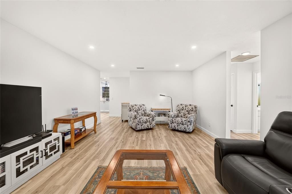 For Sale: $159,900 (2 beds, 2 baths, 1434 Square Feet)