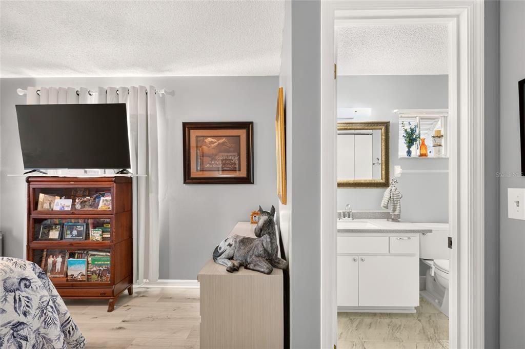 For Sale: $229,999 (2 beds, 2 baths, 1008 Square Feet)