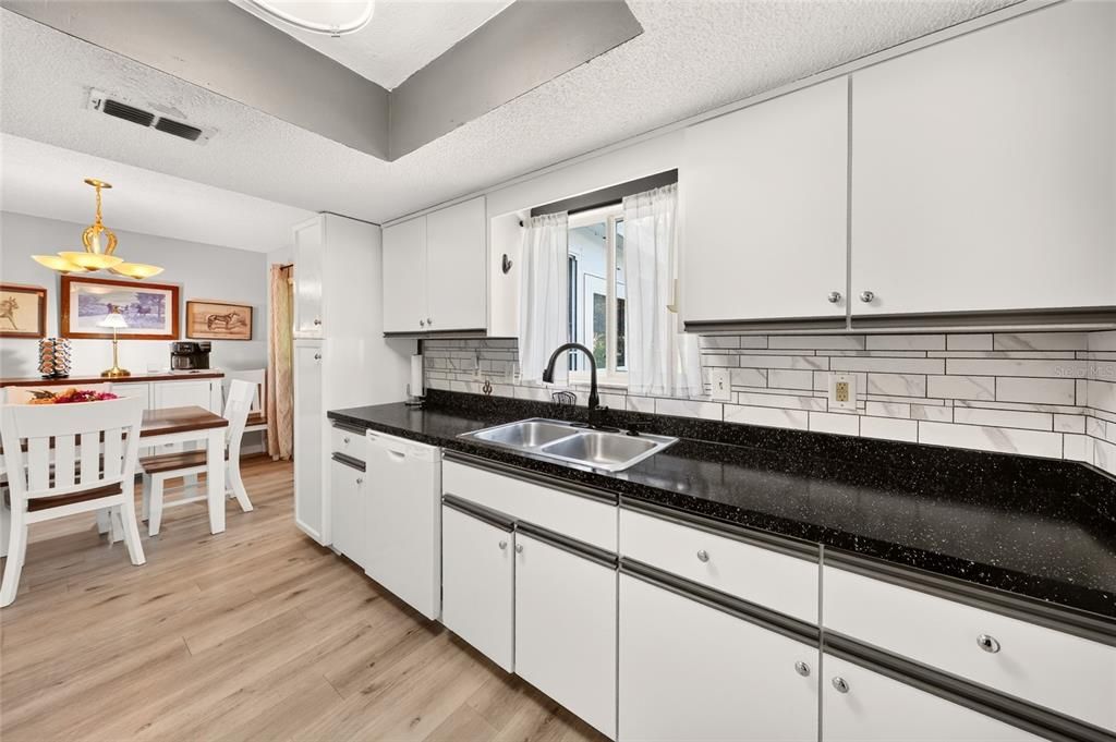For Sale: $229,999 (2 beds, 2 baths, 1008 Square Feet)