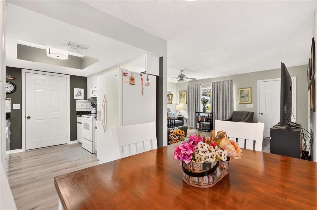 For Sale: $229,999 (2 beds, 2 baths, 1008 Square Feet)